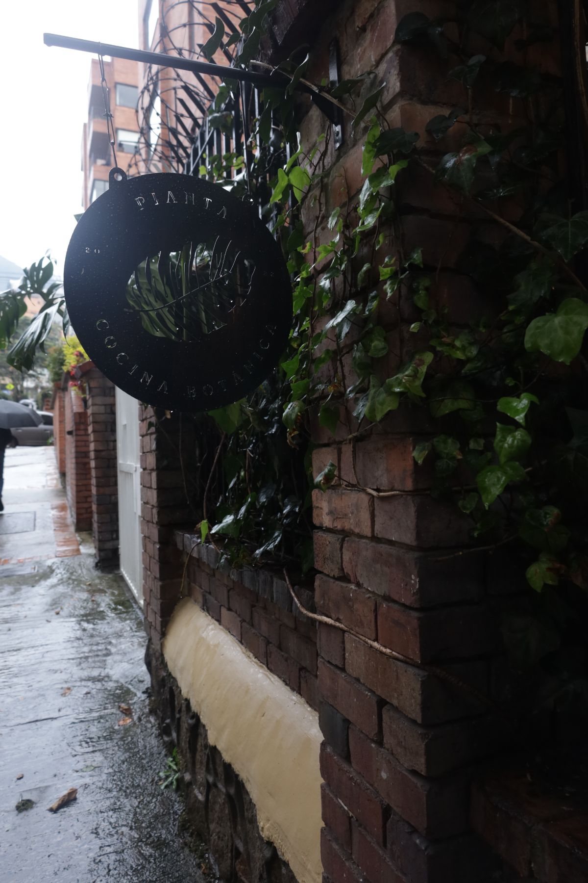 Entrada de PIANTA con su aviso en la Calle 57