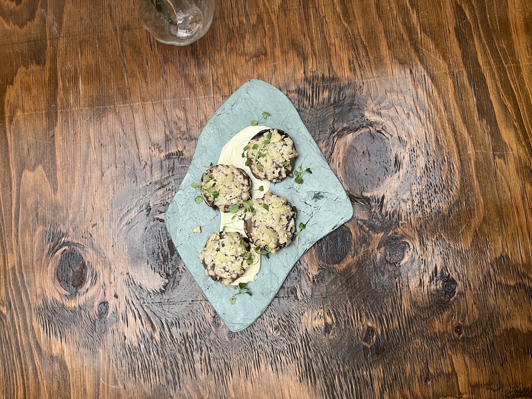 Hongos rellenos sobre mesa de madera